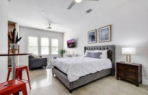 Vibrant Downtown Studio Wifi Pool Gym - Photo 2