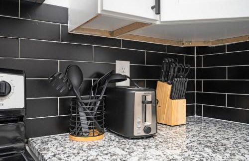 Chic 2-Bed Haven with Vibrant Décor in SE Atlanta - Foto 12