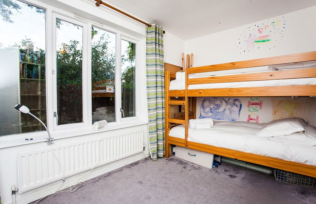 Charming Peaceful 2 Bed with Parking and Garden - Photo 2