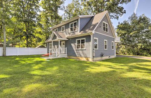 Sun-Dappled Retreat - Walk to Wickaboag Lake! - Foto 35