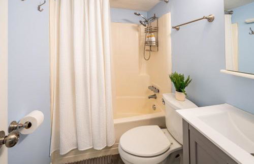 Calm Waterside Condo - Views, Pool & Family Fun - Foto 10
