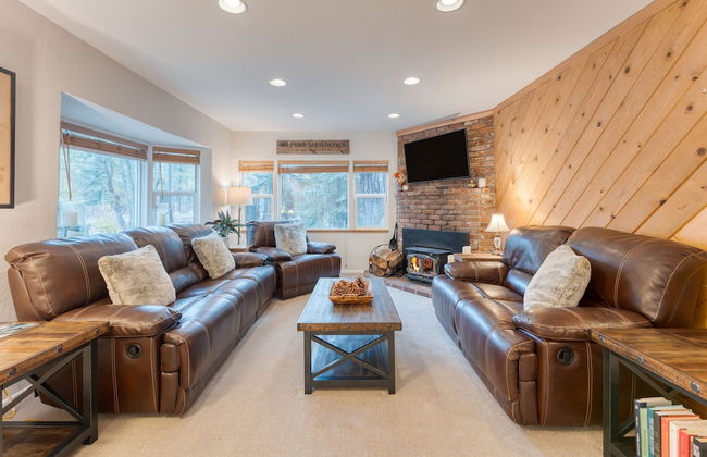 Westlake Cabin by Avantstay Hot Tub Near Skiing Walk to Restaurants Lake - Photo 6