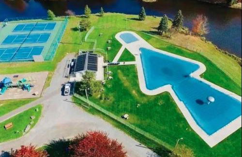 Family Pocono Gem by the lake with private sauna, hot tub, and huge game room - Foto 51