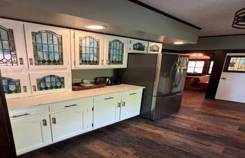 Classic Lakeside Estate Stay with Cozy Living Spaces & Outdoor Adventures in Kuttawa, Kentucky - Foto 8