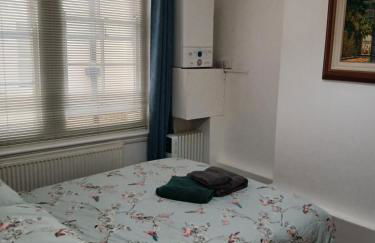 Lovely 1-bedroom flat within minutes from the beach! - Foto 2