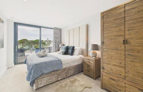 Skydeck at The Liner – Stylish 2-Bed / 2-Bath Top Floor with Panoramic Sea Views - Foto 28