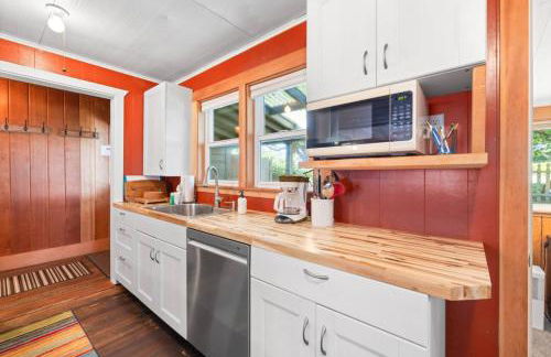 Historic Oceanside Cabin with Peek-a-boo views dog friendly - Foto 27