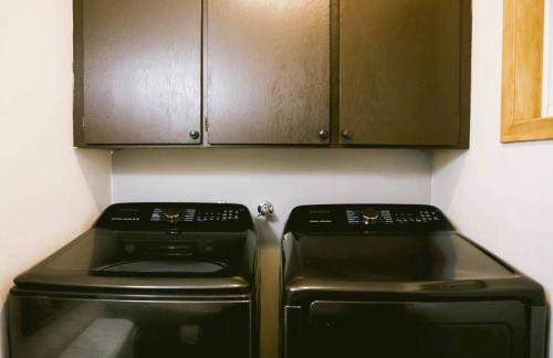 Vibrant Forest Retreat - Game Room, Spa, Fire Pit - Sleeps10 - Foto 23