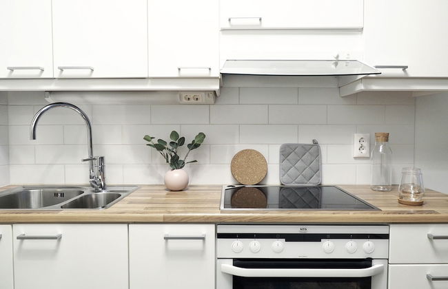 Modern 1BR Apt with Sauna, Balcony & Free Parking - Foto 7