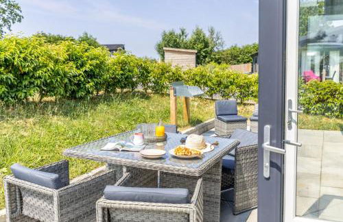 Rose Lodge, 21 Roadford Lake Lodges - Hot Tub, Free Parking and WiFi, Short Walk to Lake - Foto 20