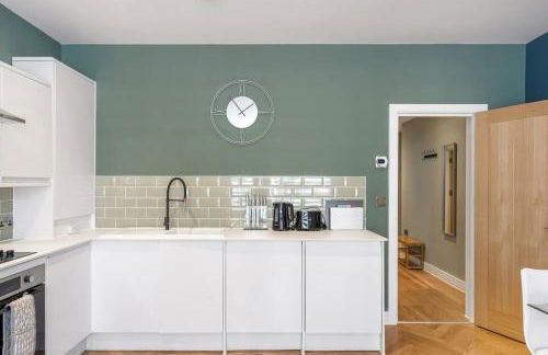 Stylish Apartment with Parking 2 Mins to Seafront - Foto 14