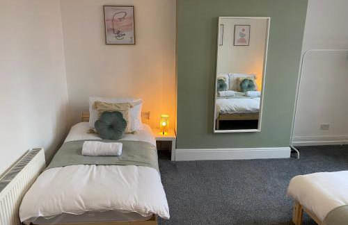 Overhill 3 bedroom flat 5 beds, free parking, ideal for Contractors - Foto 12