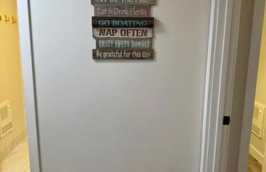 Newly Remodeled Mid-Century Modern Lake Condo - Foto 16