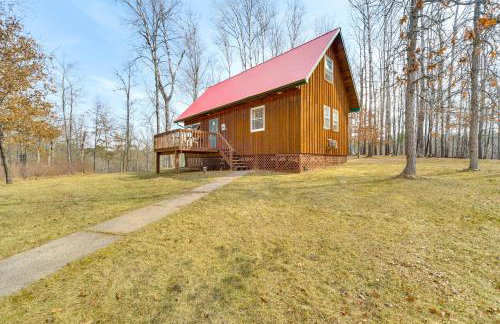 1 Mi to South Twin Lake Cabin with Deck in Trego! - Foto 1