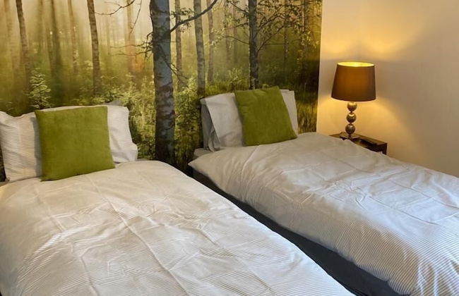 Stylish 3 Bedroom House Only 5 Mins From M6/m58 - Photo 12