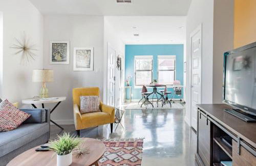 Explore the River Walk from Artsy Designer Retro Chic Home - Foto 35