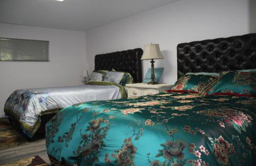 Roomy 2 bedroom 1 bath with private entrance, with fenced yard, and sports court - Foto 8