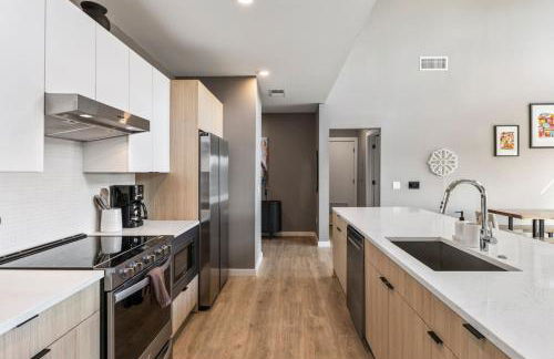 Penthouse Luxury with Pool Patio and City View plus Walk to Broadway - Foto 38