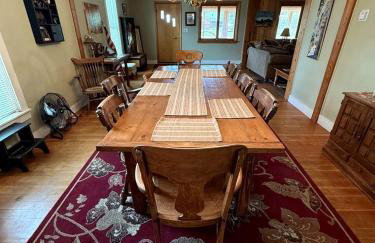 Charming Montana Bungalow with Madison River Views, Steps from Main Street in Ennis, MT - Foto 14
