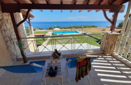 Blue Pastel-cliffside villa, shared pool, wild sandy beach nearby - Foto 14
