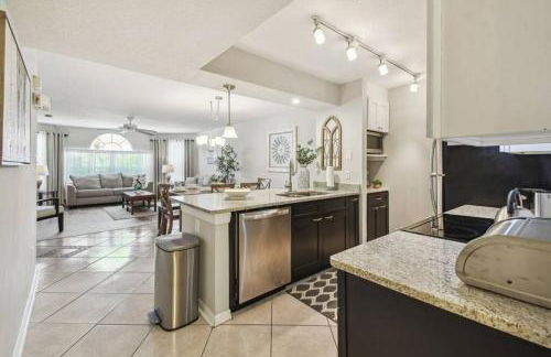 SPECTACULAR, NEW Professional Decor, Near Dis, NO Steps, Pool, Patio, LOW Rates! - Foto 115