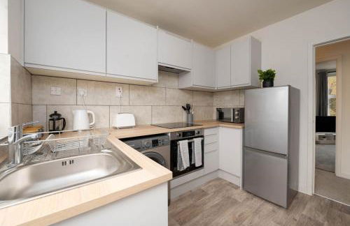 #34 Two bed apt Private Parking Stylish & homely - Photo 17