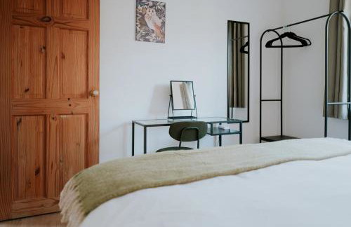 The Bird's Nest by Sheppey Stays- Pet Friendly Cozy Coastal Escape - Sleeps 6 with Parking - Great Rates for Long Stays - Photo 16