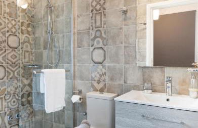 Blue Window - Photo 8