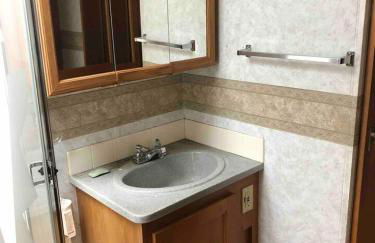 Private 1-bedroom RV, direct bus to NYC Manhattan only 2 blocks away, MetLife Stadium FIFA World Cup 25 minutes away - Foto 8