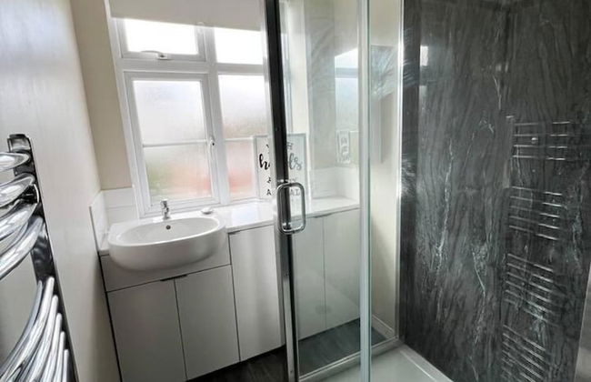 Bright and Spacious 2-bed Apartment in Sutton - Foto 18