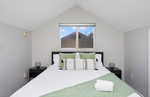 Pasadena Charming Vacation Home with Hot Jacuzzi - Photo 11