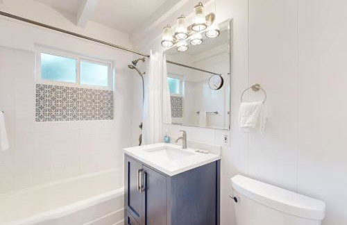 La Jolla Historic Gem, Hot Tub, Game Room, Garden Oasis with Firepit & Courtyard Dining - Foto 17