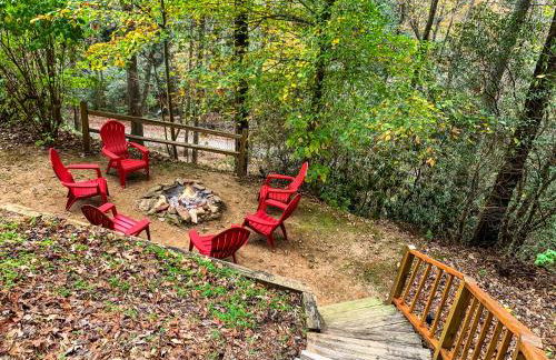Amazing Creek View Cabin w/ Hot Tub, Firepit & Pool Table - Foto 12