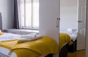 Spacious Cosy 3-Bedroom Home - Photo 4