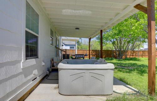 Walk to Cowboys Games Arlington Home with Hot Tub! - Foto 19
