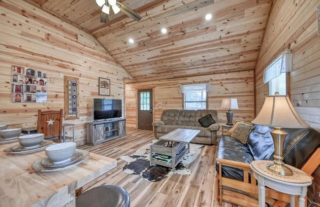 Cozy Cabin Firepit and Grill & 10 Mins to Main St - Foto 1