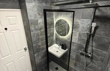 3 Bedroom Apartment with Balcony in London, Free Parking - Photo 10