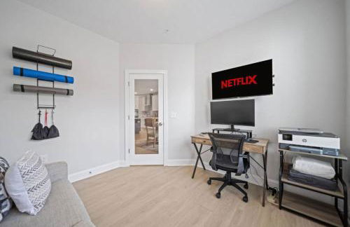 NEW Luxury Condo, Rooftop Terrace, EV Charger! - Foto 19