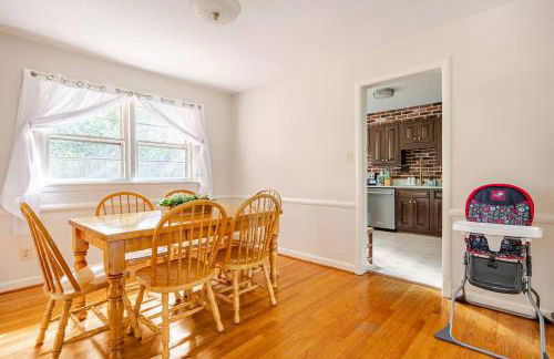 3BR Home - Free Parking-WiFi Kitchen Laundry-Kids Friendly-Near DC & Downtown & Metro-Patio & Deck - Foto 4