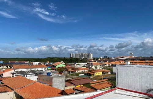 No Atalaia, Fort Poseidon rua do Atalho a 700 metros da praia do Atalaia, apartamento novo decorado, varanda, sala de estar e jantar, 02 suítes, 03 banheiros, lavanderia, cozinha, piscina, churrasqueira, salão de jogos, vista parcial das dunas e mar - Photo 51