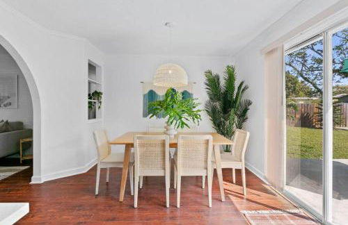 Sunny Palm Cottage W/ Hot Tub + Fire Pit + Grill + 10 to Beach! - Foto 8