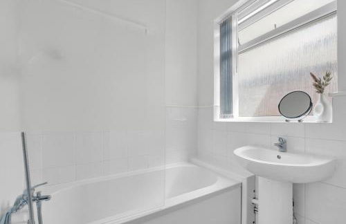 Solace Nights - Large Modern House - 4 Bedrooms - Near M6 & Spaghetti Junction - Fast WiFi - Netflix - Photo 8