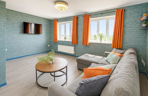 Free Parking and Garden 3 Bedroom Sleeps 8 guests - Photo 6