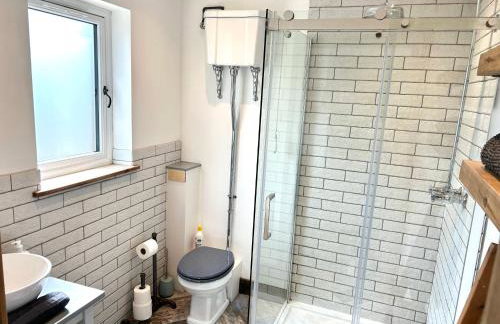 Deer Den timber clad cabin with hot tub, up private lane - Photo 13