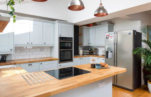 Charming Family Home with Stoves, Garden & Parking - Foto 14