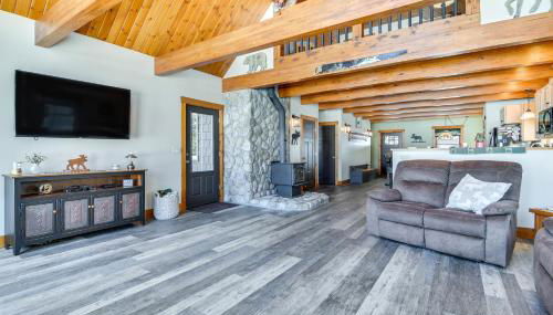 Lakefront New Hampshire Hideaway with Deck and Views - Foto 4