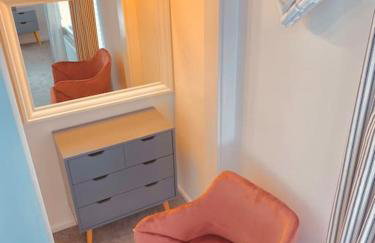 Spacious home with panoramic sea view, free parking EV & large garden - Photo 9