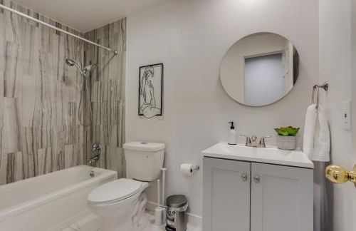 Pop Art Oasis with Karaoke Mini Golf Hot Tub and Pool - Photo 33