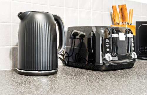 Comfortable 4 Bed Home - Free Parking & Fast WiFi - Foto 44