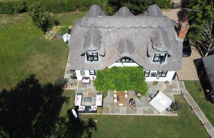 Beautiful Thatched Cottage Windsor Ascot Bracknell - Photo 1